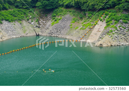 Level of Lake Chichibu Limiting water intake Late July 2017 Temperate tree and float b exposed Level of Lake Chichibu Limiting water intake Late July 2017 Temperate tree and float b exposed 32573560