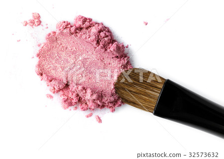 Broken pink eye shadow and brush isolated on white 32573632