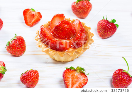 Tasty cake basket with strawberries and cream Tasty cake basket with strawberries and cream 32573726