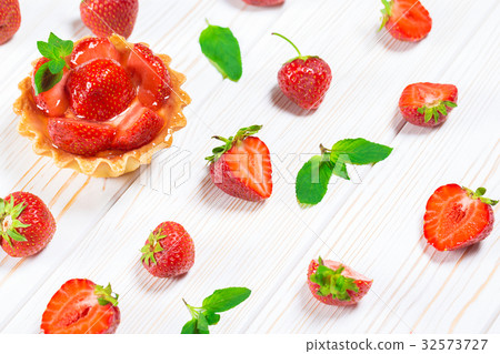 Tasty cake basket with strawberries and cream Tasty cake basket with strawberries and cream 32573727