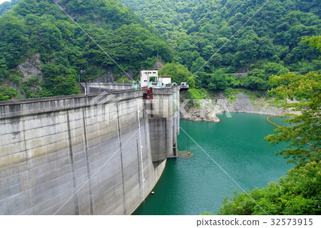 Level of Lake Chichibu Limiting intake of water Late July 2017 Dam seen from the side 32573915