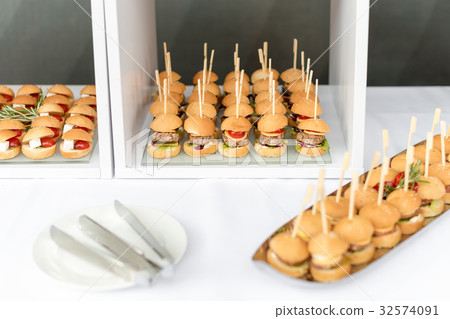 Mini hamburgers, finger food, mini burgers, party Mini hamburgers, finger food, mini burgers, party 32574091