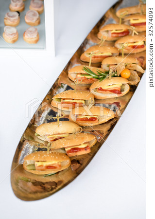Mini hamburgers, finger food, mini burgers, party Mini hamburgers, finger food, mini burgers, party 32574093