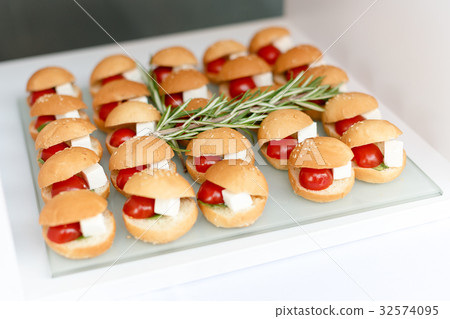 Mini hamburgers, finger food, mini burgers, party Mini hamburgers, finger food, mini burgers, party 32574095