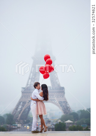 Romantic couple with red balloons together in Paris Romantic couple with red balloons together in Paris 32574621