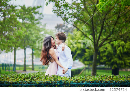 Romantic couple together in Paris 32574734