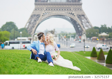 Just married couple near the Eiffel tower in Paris 32575157