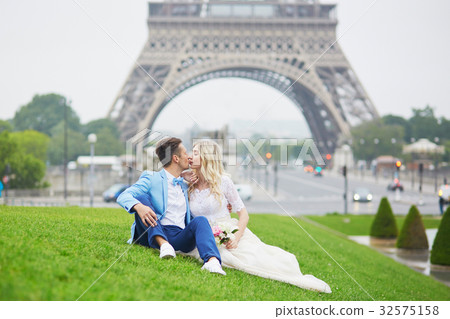 Just married couple near the Eiffel tower in Paris 32575158
