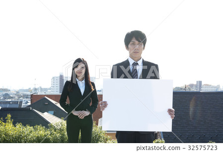 商人和女商人有盤區的在東京後面 32575723