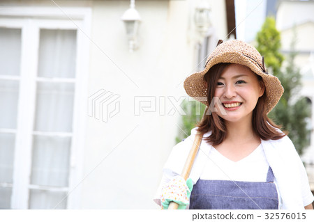 享受家庭菜園的婦女 享受家庭菜園的婦女 32576015