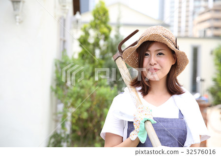 享受家庭菜園的婦女 享受家庭菜園的婦女 32576016
