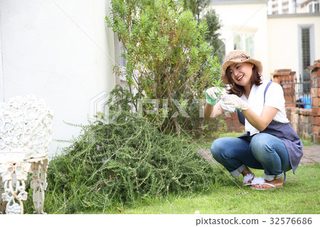 Women who weed Women who weed 32576686