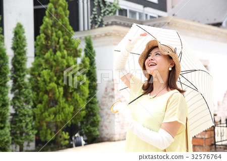 Woman with a parasol 32576764