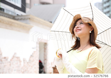 Woman with a parasol 32576766
