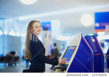 Young business woman doing self check-in in international airpor 32576839