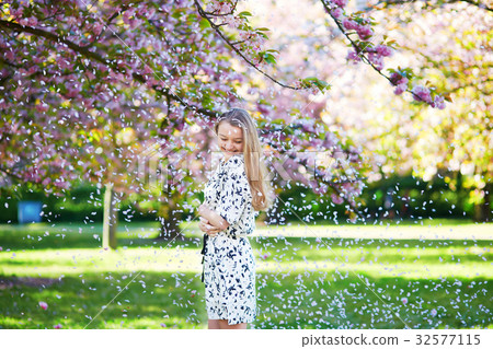 Beautiful young woman in blooming spring park 32577115
