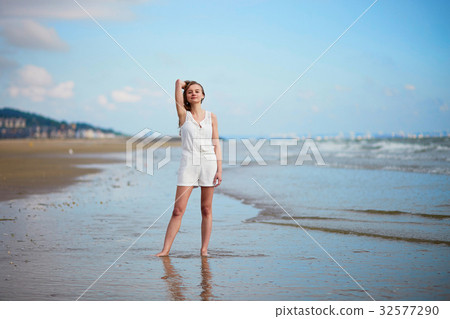 Beautiful young woman enjoying her vacation by ocean or sea 32577290