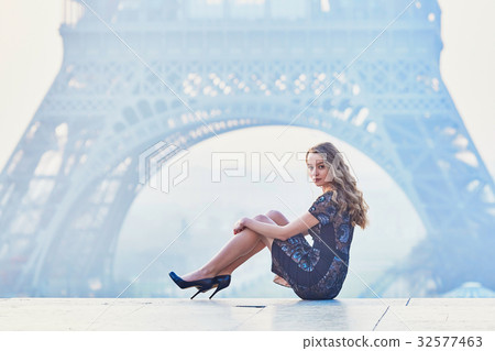 Parisian woman near the Eiffel tower at morning Parisian woman near the Eiffel tower at morning 32577463