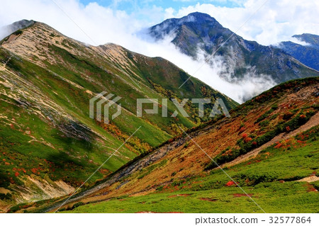 A cloud of clouds that springs from the direction towards Higashigeidake Mt. 32577864