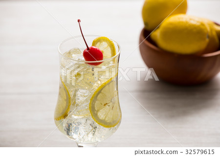 Lemon soda 32579615