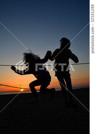 The sunset silhouette (image) 32581289