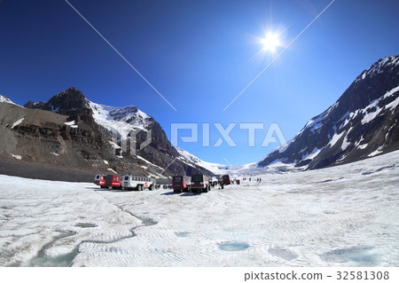 Canadian Rockies, Columbia Icefield, Glacier Canadian Rockies, Columbia Icefield, Glacier 32581308