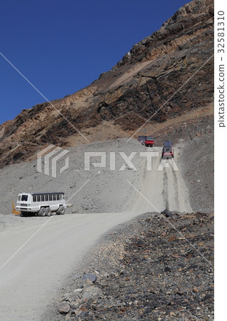 Canadian Rockies, Columbia Icefields, Glaciers, Snow Cars 32581310