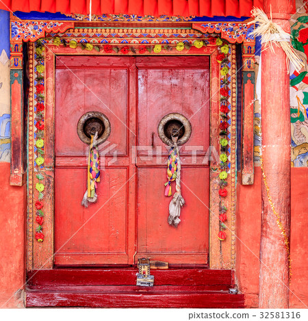 Traditional Tibetan doors 32581316