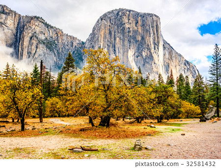 Yosemite Valley at cloudy autumn morning Yosemite Valley at cloudy autumn morning 32581432