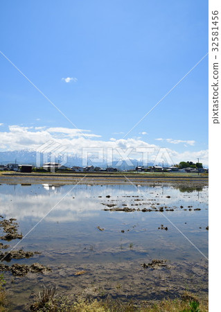 立山山脈和春天的鄉村風景（富山） 32581456