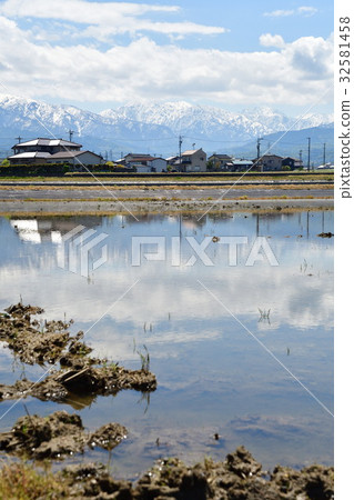 立山山脈和春天的鄉村風景（富山） 32581458