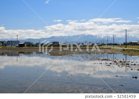 Tateyama mountain range and spring country scenery (Toyama) 32581459