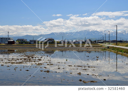 立山山脈和春天的鄉村風景（富山） 32581460