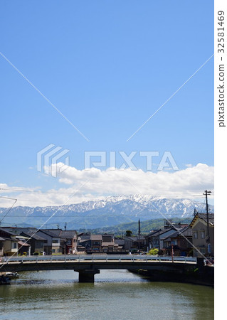 立山山脈和黑部(富山)的街道 立山山脈和黑部(富山)的街道 32581469