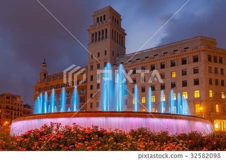 Barcelona. Square Catalunya at night. 32582098