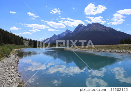 加拿大落基山脈，坎莫爾，山羊池塘 32582123