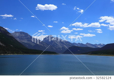 加拿大落基山脈,坎莫爾,噴霧湖水庫 加拿大落基山脈,坎莫爾,噴霧湖水庫 32582124