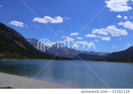 加拿大落基山脈,坎莫爾,噴霧湖水庫 加拿大落基山脈,坎莫爾,噴霧湖水庫 32582126