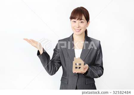 A woman with a housing model 32582484