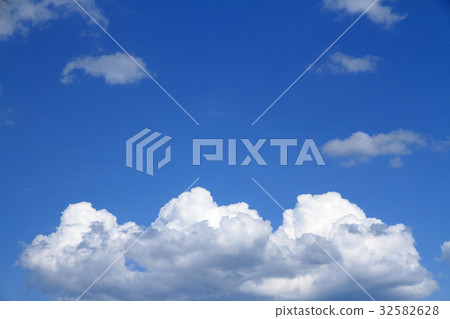Summer sky cloud cover Summer sky cloud cover 32582628