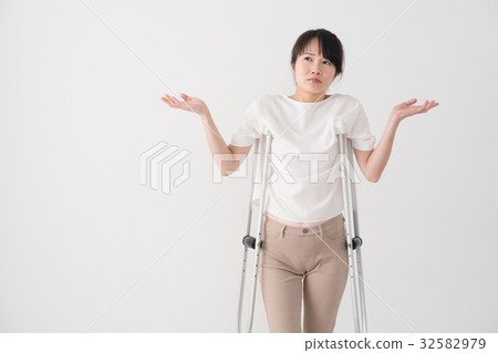 婦女，拐杖，受傷，使用拐杖的繃帶 32582979