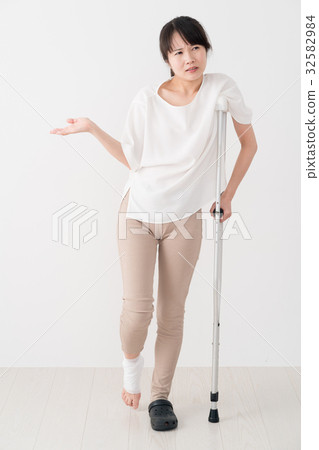 Women, crutches, injuries, bandages using crutches 32582984