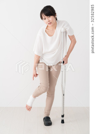 Women, crutches, injuries, bandages using crutches 32582985