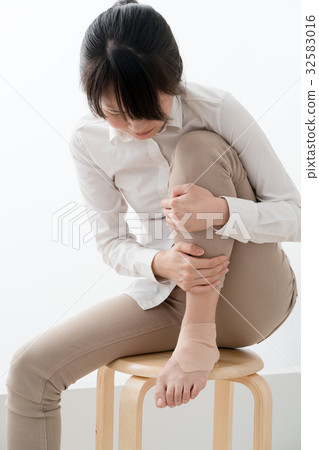 有膏藥的婦女，拐杖 32583016