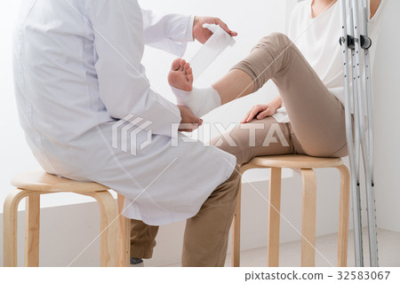 Women who are consulted, injured, legs, crutches 32583067