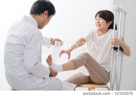 Women who are consulted, injured, legs, crutches 32583070
