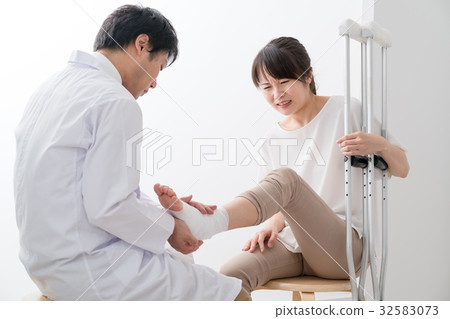 被諮詢,受傷,腿,拐杖的婦女 被諮詢,受傷,腿,拐杖的婦女 32583073