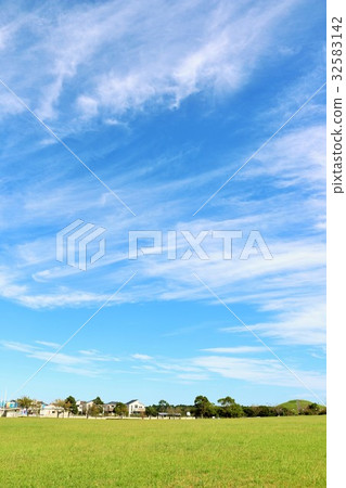 A fresh blue sky and a park in the city 32583142