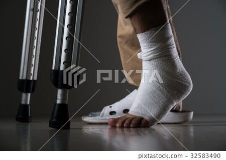 A man injured his leg, a crutch 32583490