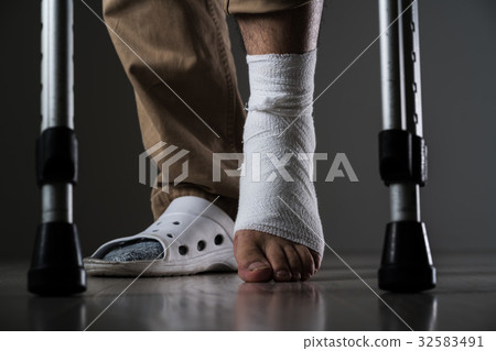 A man injured his leg, a crutch 32583491